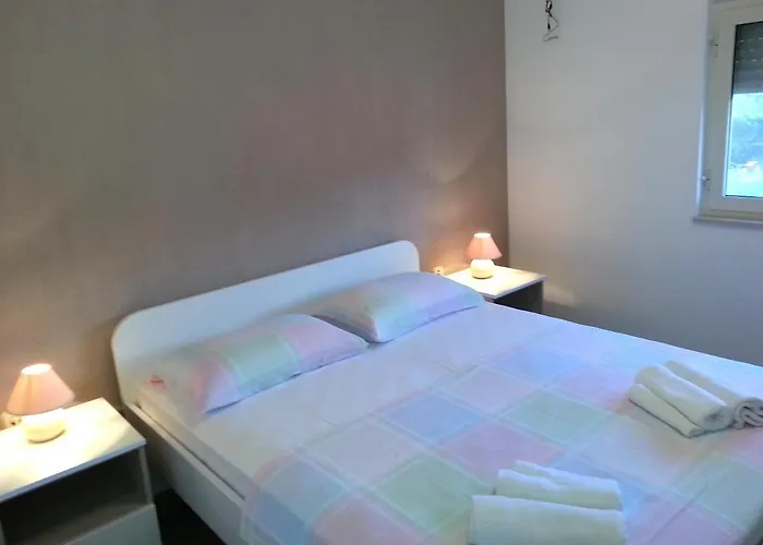 With Parking Space Rukavac, Vis - 8839