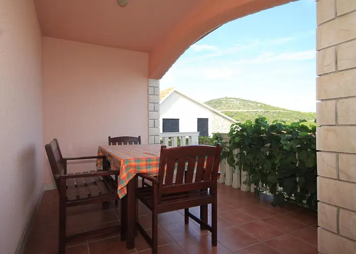 With Parking Space Rukavac, Vis - 8839